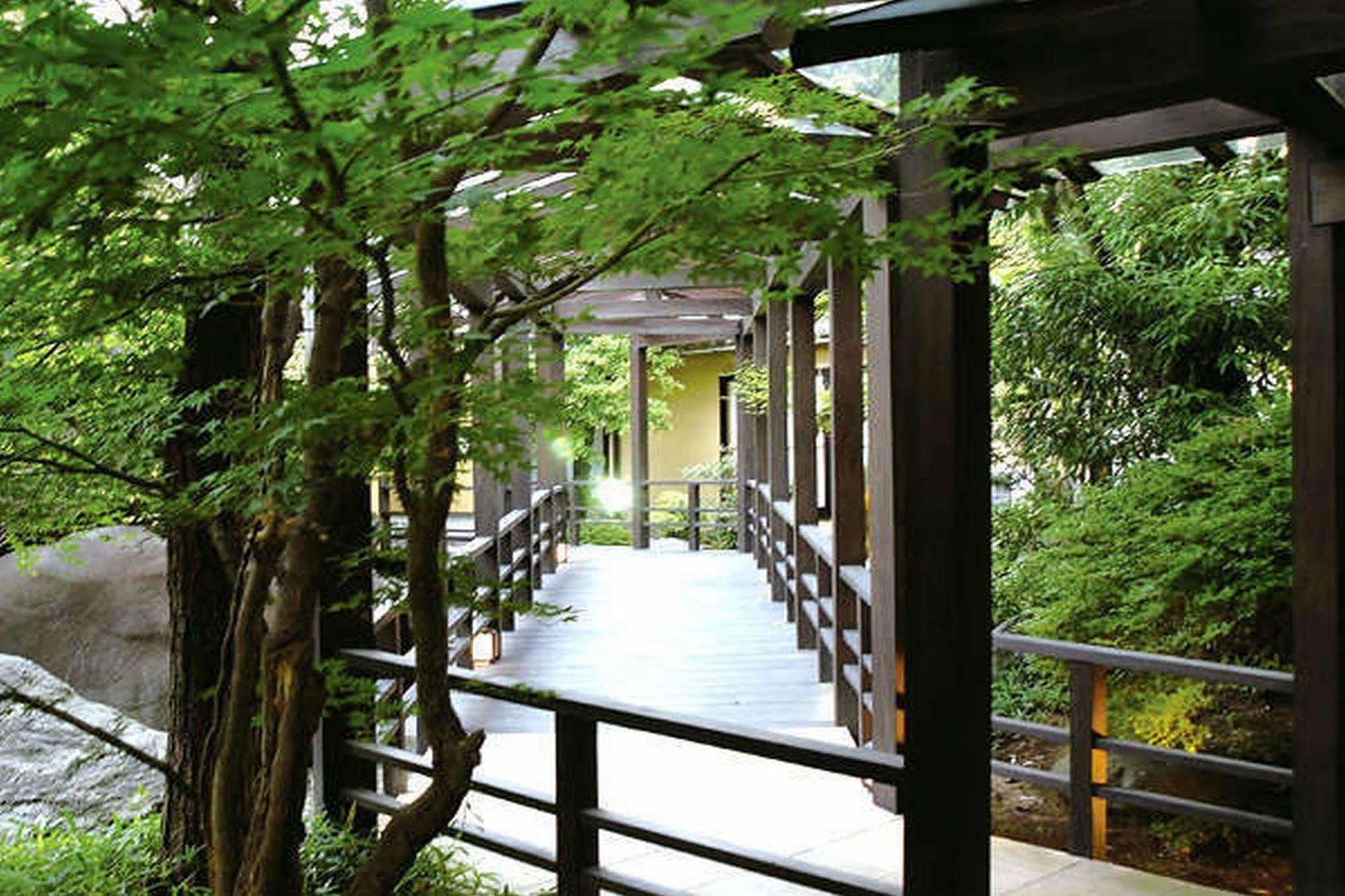 Yuraku Hotel Awara Exteriér fotografie